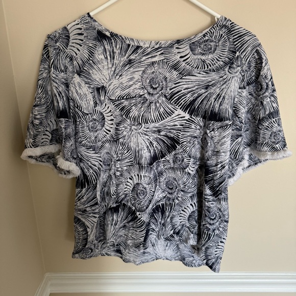 Chico’s Navy Blue Shell Print Women’s Sz 2 (Large) Short Sleeve Top Frayed Hems - Picture 2 of 6